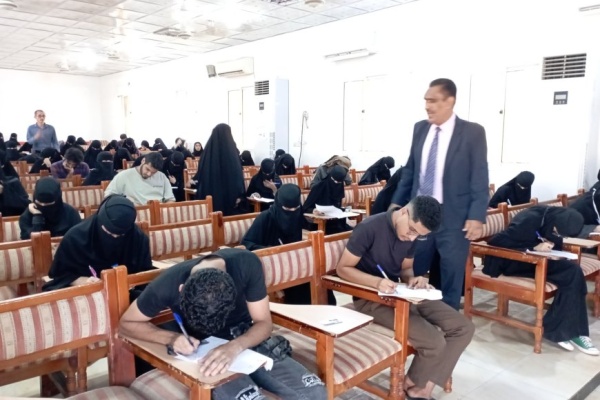 في جامعة عدن عميد اللغات والترجمة يتابع سير الامتحانات ويؤكد جاهزية الكلية في جامعة عدن عميد اللغات والترجمة يتابع سير الامتحانات ويؤكد جاهزية الكلية