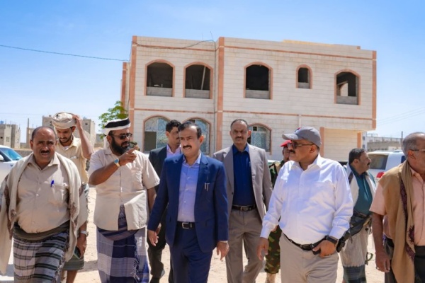 المحافظ بن الوزير يتفقد سير العمل في استكمال مبنى دار الضيافة بالإدارة المحلية المحافظ بن الوزير يتفقد سير العمل في استكمال مبنى دار الضيافة بالإدارة المحلية