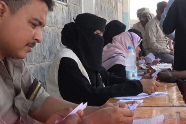 بدعم سعودي الخلية الإنسانية توز ع سلال ا غذائية في ريف المخا بدعم سعودي الخلية الإنسانية توز ع سلال ا غذائية في ريف المخا