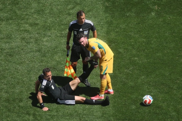 لأول مرة في بطولة كأس العالم حكم يوقف المباراة لإصابته بشد عضلي