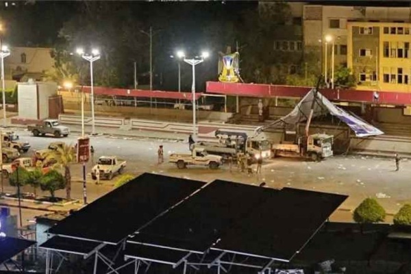 إزالة صورة عيدروس الزبيدي من ساحة العروض في عدن واقتلاع الهيكل الحديدي الحامل لها