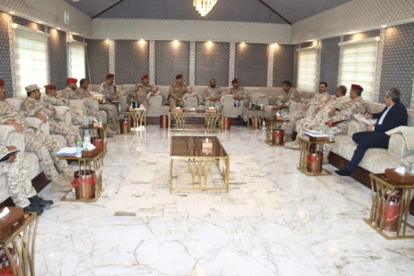 وزير الدفاع يعقد اجتماعا موسعا بقيادة المنطقة العسكرية الثامنة