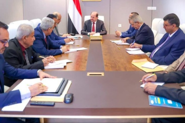 رئيس الوزراء يعقد اجتماعا بقيادة وزارة المالية والمصالح الإيرادية التابعة لها