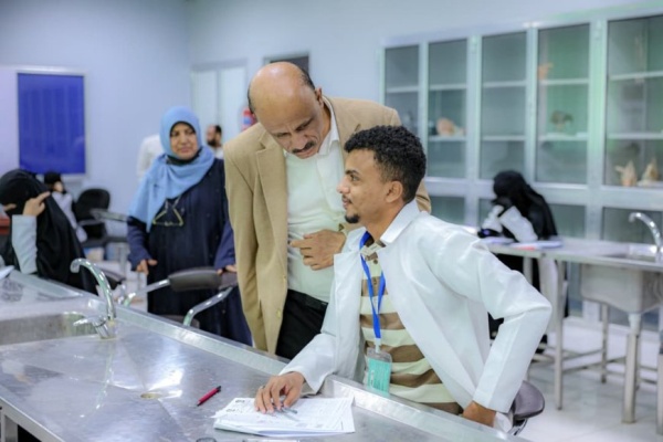 كلية الطب بجامعة عدن تدشن امتحانات الفصل الدراسي الثاني كلية الطب بجامعة عدن تدشن امتحانات الفصل الدراسي الثاني