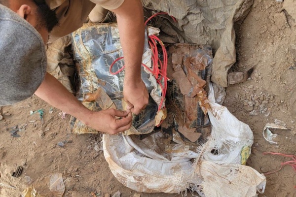 أمن العاصمة عدن يعثر على كميات كبيرة من المتفجرات والعبوات الناسفة في منطقة دار سعد