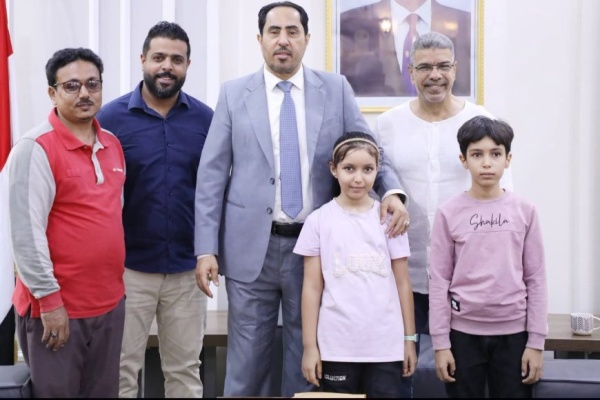 البكري يكر م أصغر لاعبة مشاركة في تصفيات عدن الفردية للشطرنج للسيدات ويشيد بموهبتها