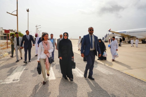 وكيلا حضرموت الحضرمي وباعلوي يستقبلان السفيرة الفرنسية لدى اليمن في مطار الريان الدولي وكيلا حضرموت الحضرمي وباعلوي يستقبلان السفيرة الفرنسية لدى اليمن في مطار الريان الدولي