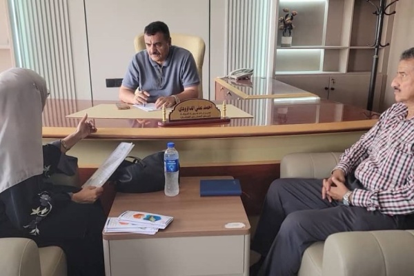 خلال لقائه وفد مركز رؤى للدراسات الاستيراتيجية مدير عام البريقة يناقش تفعيل إدارة محمية العزيزي وتعزيز حمايتها خلال لقائه وفد مركز رؤى للدراسات الاستيراتيجية مدير عام البريقة يناقش تفعيل إدارة محمية العزيزي وتعزيز حمايتها