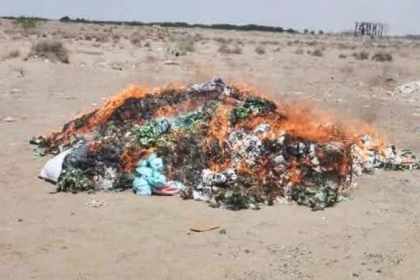 تحت إشراف مكتب الصناعة والتجارة وقوات طوق العاصمة عدن إتلاف كمية من المواد المهربة والمضبوطات المخالفة تحت إشراف مكتب الصناعة والتجارة وقوات طوق العاصمة عدن إتلاف كمية من المواد المهربة والمضبوطات المخالفة