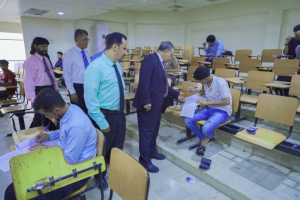 رئيس جامعة عدن يتفقد امتحانات العلوم الإدارية ويؤكد الجودة تصنع مستقبل الخريجين رئيس جامعة عدن يتفقد امتحانات العلوم الإدارية ويؤكد الجودة تصنع مستقبل الخريجين