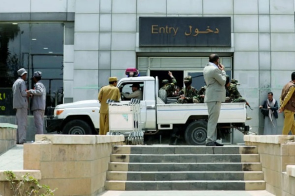 ماذا حدث خلال 40 دقيقة في مطار صنعاء الخراز يكشف
