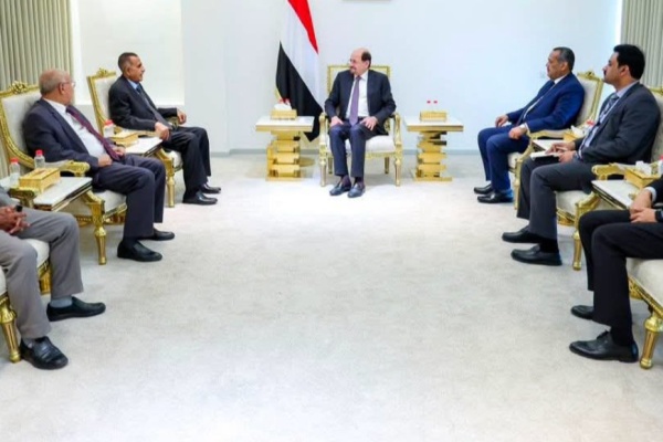 رئيس الوزراء وزير الخارجية يلتقي في عدن رئيس وأعضاء اللجنة العليا للمناقصات والمزايدات رئيس الوزراء وزير الخارجية يلتقي في عدن رئيس وأعضاء اللجنة العليا للمناقصات والمزايدات