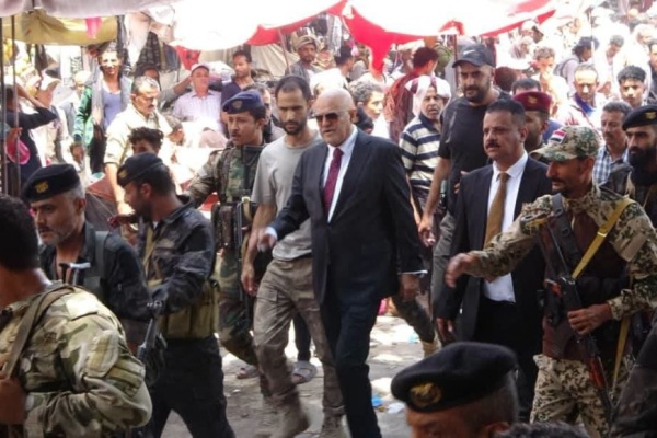 محافظ تعز يتفقد تنظيم الشوارع و الأسواق ويوجه باستمرار عمل اللجنة محافظ تعز يتفقد تنظيم الشوارع و الأسواق ويوجه باستمرار عمل اللجنة
