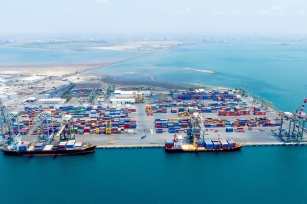 وزير النقل يوجه بإلزام الخطوط الملاحية بنقل حاويات التجار اليمنيين العالقة إلى ميناء عدن وزير النقل يوجه بإلزام الخطوط الملاحية بنقل حاويات التجار اليمنيين العالقة إلى ميناء عدن