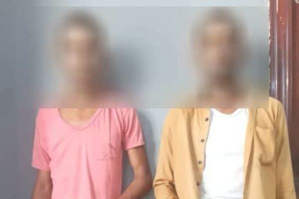 شرطة المعلا تطيح بمتهمين امتهنا سرقة الهواتف المحمولة وتضبط بحوزتهما المسروقات شرطة المعلا تطيح بمتهمين امتهنا سرقة الهواتف المحمولة وتضبط بحوزتهما المسروقات