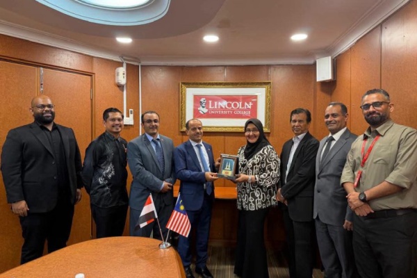 المستشار الثقافي بماليزيا يبحث مع قيادة كلية لينكولن تعزيز التعاون الأكاديمي ودعم الطلاب اليمنيين المستشار الثقافي بماليزيا يبحث مع قيادة كلية لينكولن تعزيز التعاون الأكاديمي ودعم الطلاب اليمنيين