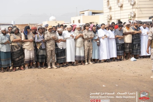 في مشهد مهيب اللواء اللحجي يؤدي الصلاة على شهداء قوات درع الوطن في عدن في مشهد مهيب اللواء اللحجي يؤدي الصلاة على شهداء قوات درع الوطن في عدن