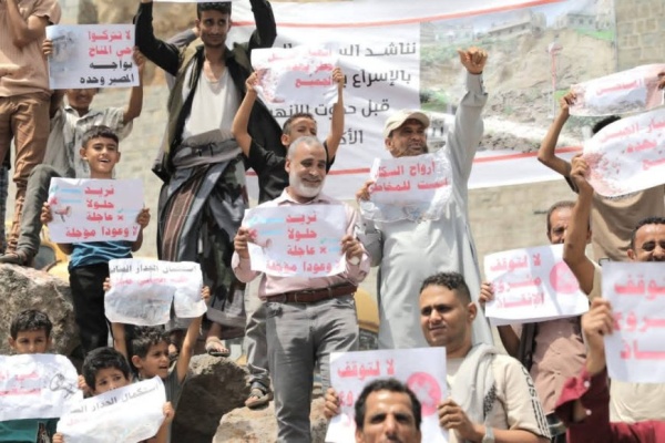 تعز أهالي حي المناخ يحتجون ويطالبون باستكمال الجدار الساند قبل وقوع كارثة وشيكة تعز أهالي حي المناخ يحتجون ويطالبون باستكمال الجدار الساند قبل وقوع كارثة وشيكة