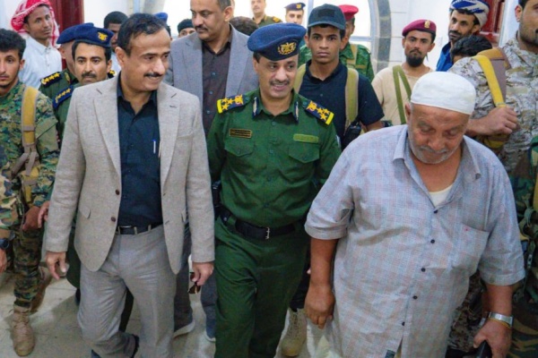 المحافظ بن الوزير يط لع على نشاط فرع مصلحة الجوازات ويوجه بتسهيل الإجراءات للمواطنين المحافظ بن الوزير يط لع على نشاط فرع مصلحة الجوازات ويوجه بتسهيل الإجراءات للمواطنين