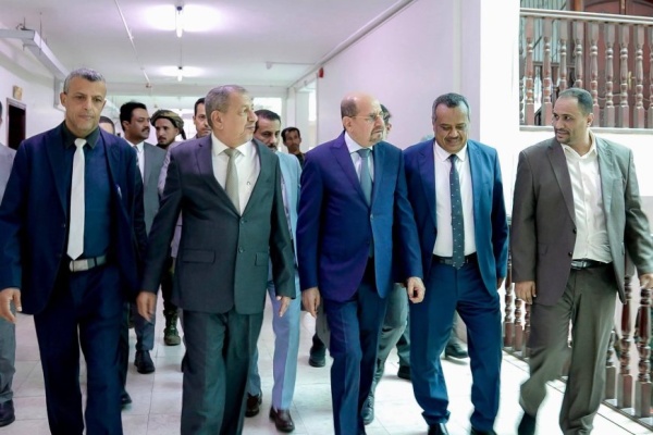رئيس الوزراء وزير الخارجية يزور المجمع القضائي في عدن