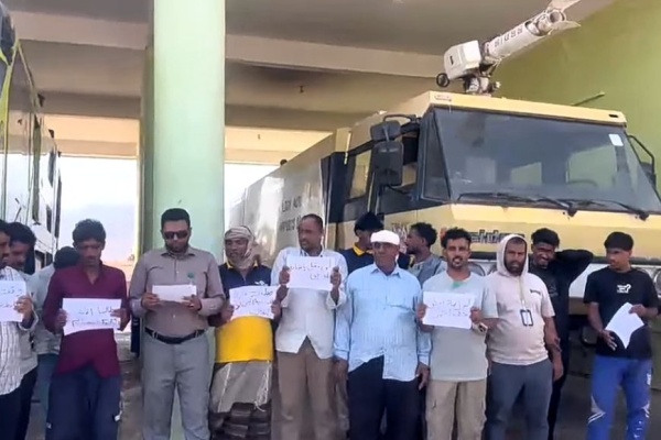 موظفو مطار سقطرى يواصلون التصعيد للمطالبة بتغيير إدارة المطار موظفو مطار سقطرى يواصلون التصعيد للمطالبة بتغيير إدارة المطار