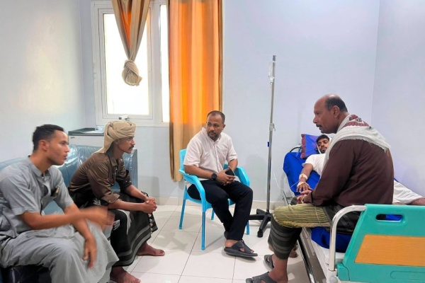 بتوجيهات الخنبشي الوكيل المساعد باعلوي يطمئن على المواطن محمد بن خميس ويدين الاعتداء عليه ويشيد بإجراءات ملاحقة الجناة في أبين بتوجيهات الخنبشي الوكيل المساعد باعلوي يطمئن على المواطن محمد بن خميس ويدين الاعتداء عليه ويشيد بإجراءات ملاحقة الجناة في أبين