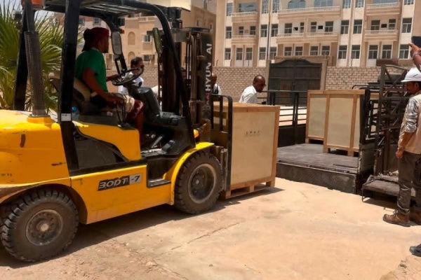 وصول أكبر شاشة عملاقة إلى ملعب سيئون الأولمبي ضمن مشروع تطوير شامل بتمويل من مؤسسة الناصر للتنمية وصول أكبر شاشة عملاقة إلى ملعب سيئون الأولمبي ضمن مشروع تطوير شامل بتمويل من مؤسسة الناصر للتنمية