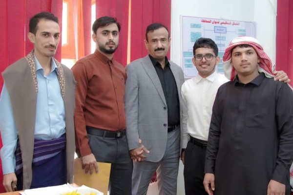 المحافظ بن الوزير يط لع على مستوى التحصيل العلمي لطلاب المنحة الدراسية بكلية الطب بجامعة حضرموت