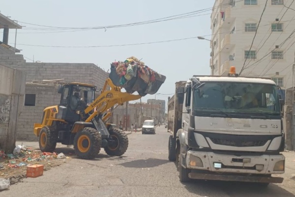 مدير عام خورمكسر يتابع أعمال رفع الأتربة المحاذية لمطار عدن الدولي ويطلع على سير حملة النظافة اليومية