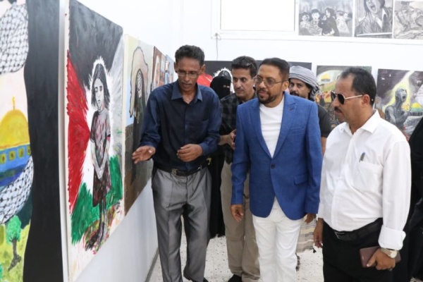 نائب وزير الثقافة يفتتح المعرض التشكيلي معاناة غزة نائب وزير الثقافة يفتتح المعرض التشكيلي معاناة غزة