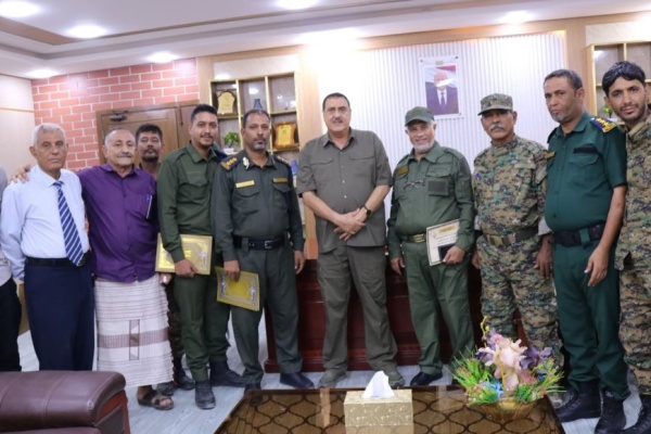 مدير أمن العاصمة عدن يكر م شرطة المنصورة لنجاحها في كشف وضبط المتهم الرئيسي بسرقة المال العام مدير أمن العاصمة عدن يكر م شرطة المنصورة لنجاحها في كشف وضبط المتهم الرئيسي بسرقة المال العام
