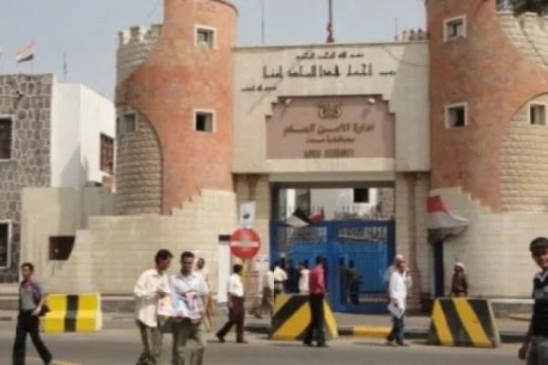 ضبط متهم باقتحام منزل مواطنة برفقة مجموعة من الأشخاص في الشعب