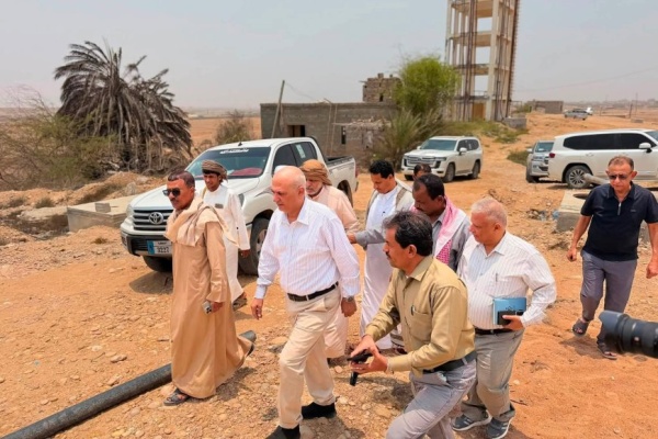 الوزير الشرجبي يتفقد حقل مياه وادي الجزع بمديرية الغيضة الوزير الشرجبي يتفقد حقل مياه وادي الجزع بمديرية الغيضة