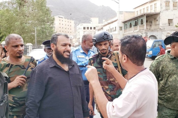 بحضور قيادة السلطة المحلية والأمنية شرطة المرور ت نف ذ حملة واسعة لرفع السيارات التهالكة والمهملة من شوارع التواهي بحضور قيادة السلطة المحلية والأمنية شرطة المرور ت نف ذ حملة واسعة لرفع السيارات التهالكة والمهملة من شوارع التواهي
