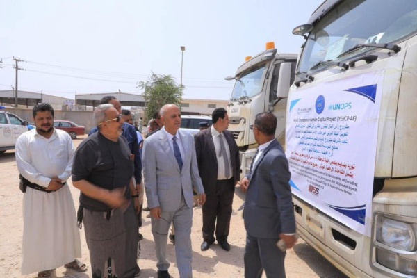 وزير المياه يدشن مشروع تسليم معدات حديثة لمؤسسة المياه بالمهرة بدعم دولي وزير المياه يدشن مشروع تسليم معدات حديثة لمؤسسة المياه بالمهرة بدعم دولي