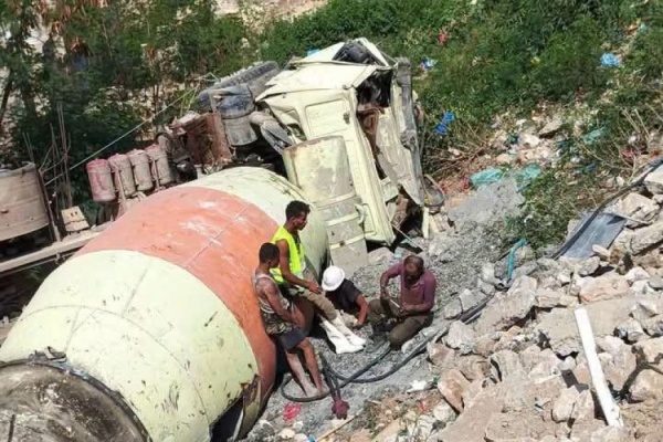 لحظات مرعبة في تعز سقوط خلاطة خرسانية على منزل بالمحصاب وإصابة عدد من المواطنين
