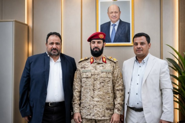 زيارة ميدانية لمدير شركة النفط بعدن إلى أبين تثمر اتفاقا أمنيا وتعد بمنع القواطر المهربة وإنشاء محطة نموذجية