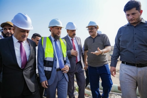 محافظ عدن ووزير الأشغال يدشنان مشروع صيانة وترميم جسر البريقة القديم ويطلعان على سير العمل في كورنيش كود النمر محافظ عدن ووزير الأشغال يدشنان مشروع صيانة وترميم جسر البريقة القديم ويطلعان على سير العمل في كورنيش كود النمر