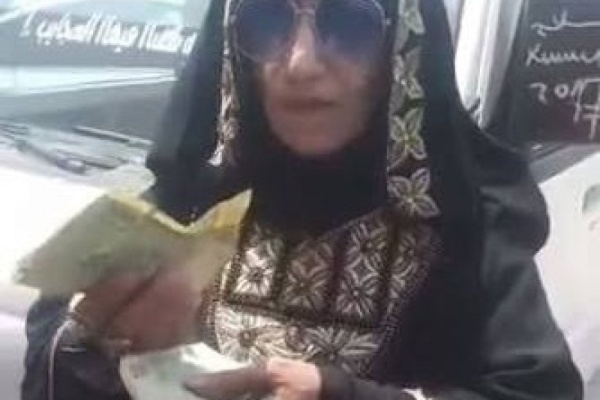 فيديو صادم ظهور جديد للفنانة أمل كعدل وهي في رحلة البحث عن دبة غاز في عدن فيديو صادم ظهور جديد للفنانة أمل كعدل وهي في رحلة البحث عن دبة غاز في عدن