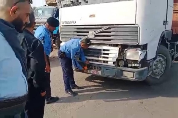شرطة السير تنفذ حملة ميدانية لتنظيم حركة شاحنات النقل الثقيل في جولة كالتكس شرطة السير تنفذ حملة ميدانية لتنظيم حركة شاحنات النقل الثقيل في جولة كالتكس