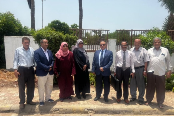 رئيس جامعة عدن يبحث مشروع إعادة تأهيل مقبرة شهداء الجامعة رئيس جامعة عدن يبحث مشروع إعادة تأهيل مقبرة شهداء الجامعة