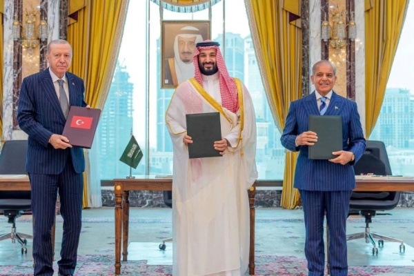 الغارديان اليمن قد يشكل أول اختبار لاتفاق الدفاع الثلاثي بين السعودية وتركيا وباكستان الغارديان اليمن قد يشكل أول اختبار لاتفاق الدفاع الثلاثي بين السعودية وتركيا وباكستان