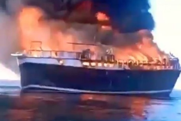 عاجل الحوثيون يعلنون استهداف سفينة إنزال سعودية قبالة سواحل المخا عاجل الحوثيون يعلنون استهداف سفينة إنزال سعودية قبالة سواحل المخا