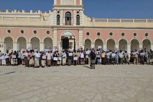 ملاك أراضي وادي ذهب بتريم يصع دون احتجاجهم مطالب بوقف الهدم وإنصاف المشترين بوثائق رسمية ملاك أراضي وادي ذهب بتريم يصع دون احتجاجهم مطالب بوقف الهدم وإنصاف المشترين بوثائق رسمية