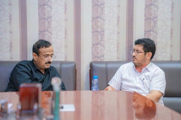 المحافظ بن الوزير يستعرض مع صندوق صيانة الطرق خطة صيانة وتأهيل شبكة الطرق بالمحافظة المحافظ بن الوزير يستعرض مع صندوق صيانة الطرق خطة صيانة وتأهيل شبكة الطرق بالمحافظة