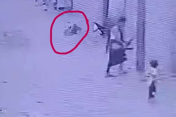 محتوى صادم لا ننصح بمشاهدته أمن عدن يكشف ملابسات جريمة مقتل مواطن بصاصة بالرأس في دار سعد محتوى صادم لا ننصح بمشاهدته أمن عدن يكشف ملابسات جريمة مقتل مواطن بصاصة بالرأس في دار سعد