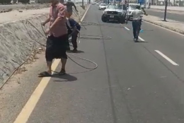 مدير كهرباء عدن يقود حملة فتح الخط البحري وإعادة التيار بعد سقوط خطوط الضغط العالي مدير كهرباء عدن يقود حملة فتح الخط البحري وإعادة التيار بعد سقوط خطوط الضغط العالي