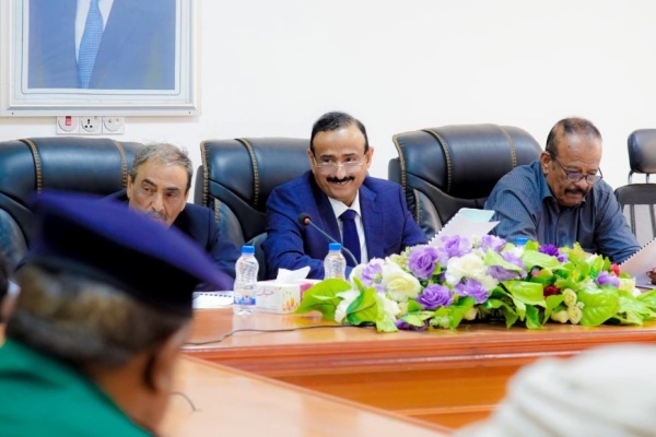 برئاسة المحافظ بن الوزير المكتب التنفيذي يعقد دورته الاعتيادية ويقف أمام مستوى أداء عدد من القطاعات
