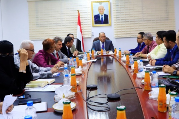 كيس الدقيق على طاولة وزارة الصناعة والتجارة لإعادة صياغة منظومة الغذاء في اليمن كيس الدقيق على طاولة وزارة الصناعة والتجارة لإعادة صياغة منظومة الغذاء في اليمن