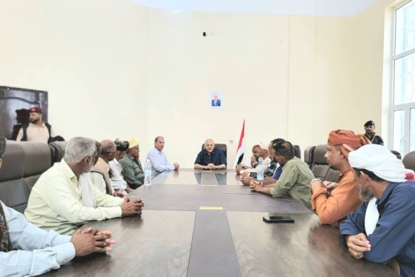 محافظ تعز يطلع على أضرار مرفأ باب المندب ويشيد بيقظة القوات البحرية وخفر السواحل في إيقاف خطوط التهريب محافظ تعز يطلع على أضرار مرفأ باب المندب ويشيد بيقظة القوات البحرية وخفر السواحل في إيقاف خطوط التهريب